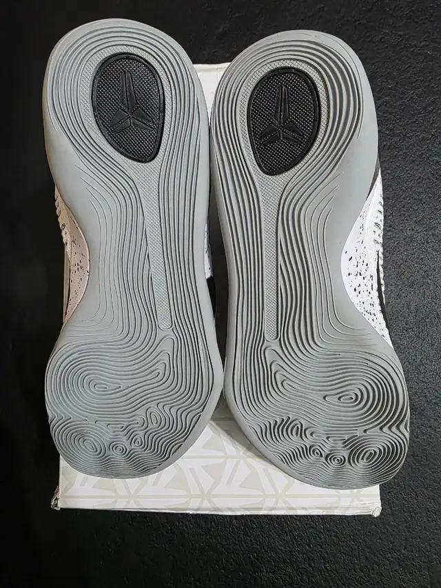 Kobe 9 Beethoven size 8 in Men's Shoes in Mississauga / Peel Region - Image 7
