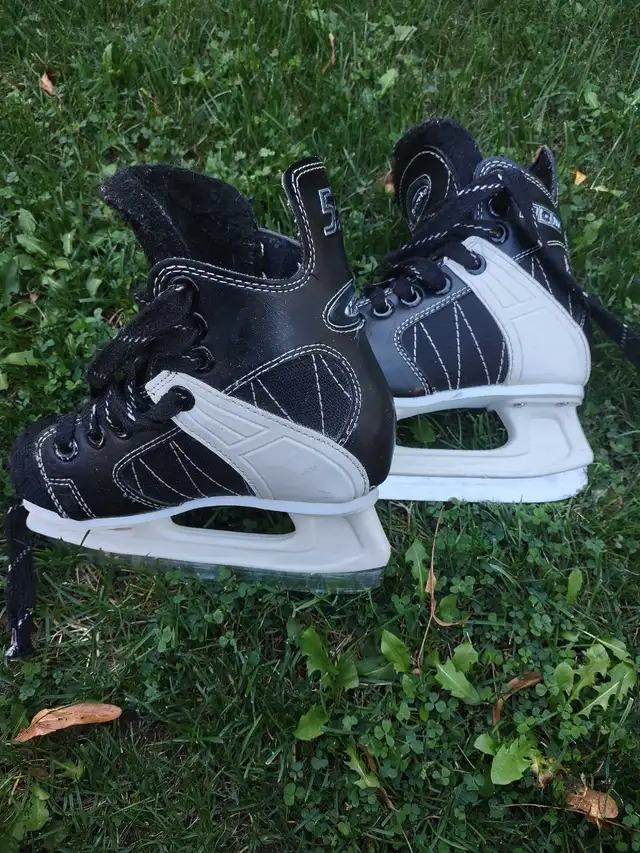 Kid's skates in Skates & Blades in Oakville / Halton Region - Image 2