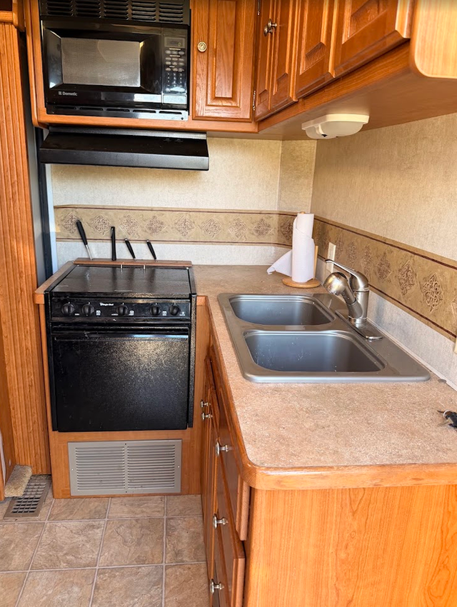 stephanie in Travel Trailers & Campers in Dawson Creek - Image 5