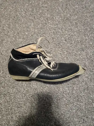 mens 7.5 CROSS COUNTRY SKI BOOTS, View more