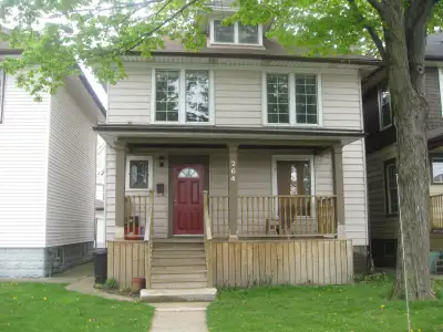 Stunning 3 Bedroom Home-all bedrooms on second floor AVAILABLE MAY 1, 2026 ✅ Renovated Spacious kitc...