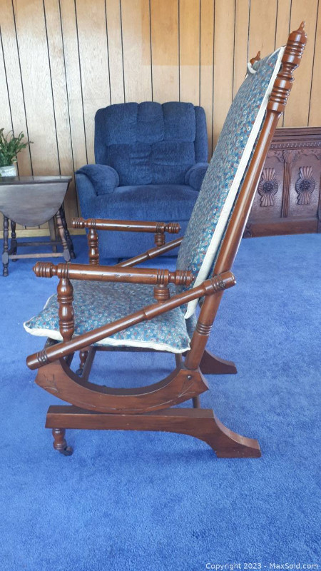 Antique wooden rocking chair in Chairs & Recliners in Kingston - Image 2
