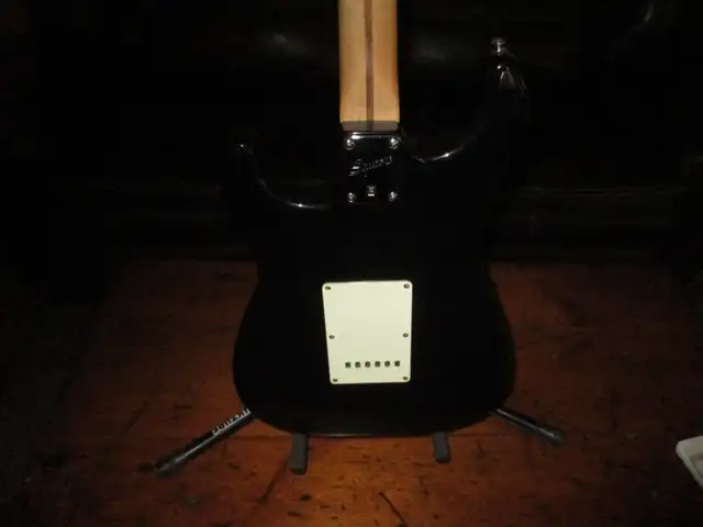 2011 Squier Standard Stratocaster in Guitars in Hamilton - Image 6