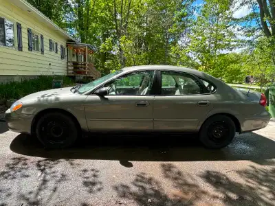Beau et propre Ford Taurus LX 2003 3.0L V6 avec seulement 130 000 kilomètres, si tu en prend soin il...