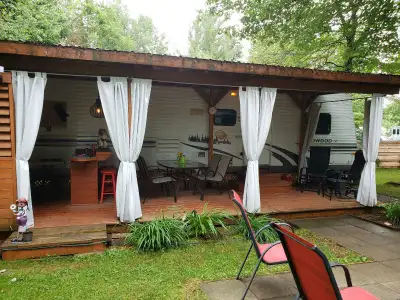 Roulotte Wildwood 2008, 30 pieds, deux chambres, couche 8 personnes. Toit permanent en aluminium, ga...