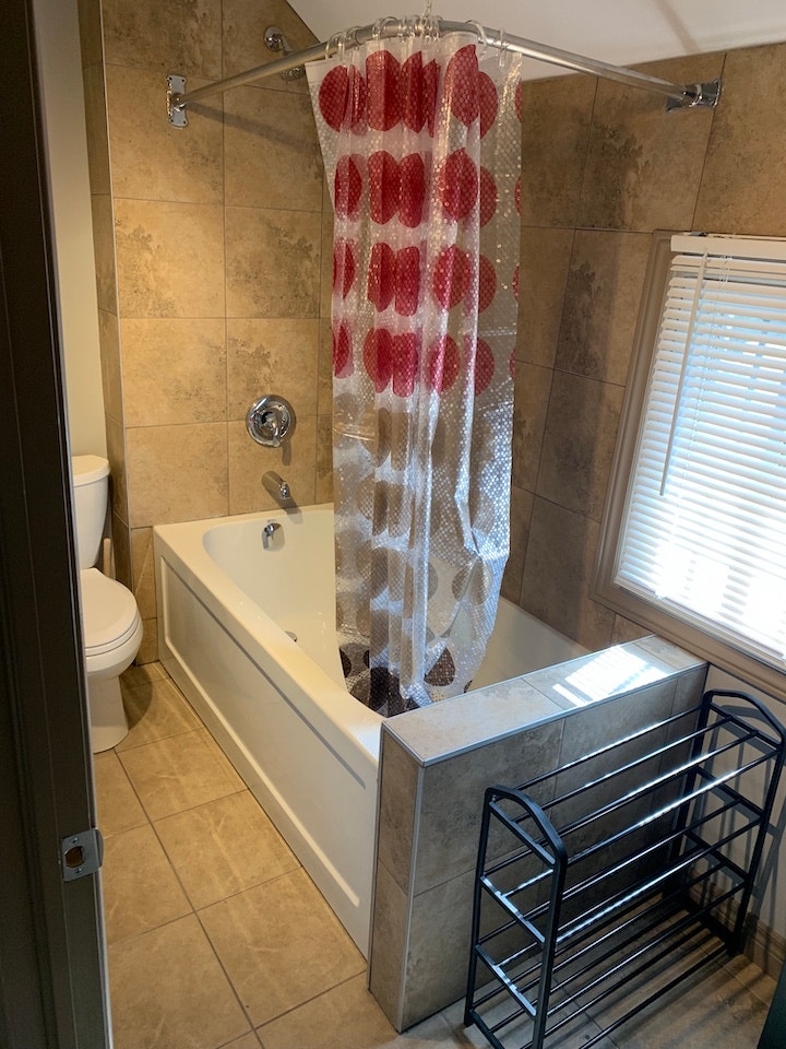 SPACIOUS UPPER 2 BEDROOM APT. IN CENTRAL ST. CATH.!!!! 3