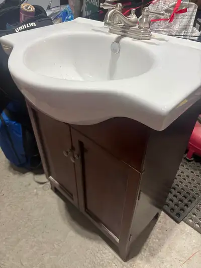 Meuble avec lavabo, encore en bon état.