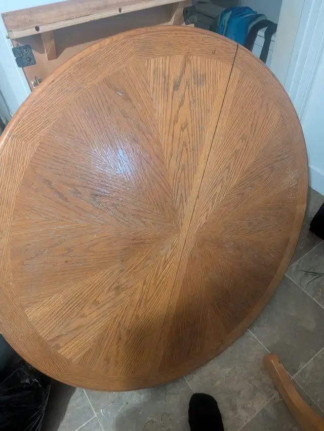 Round Wooden Dining Table in Dining Tables & Sets in Winnipeg - Image 5