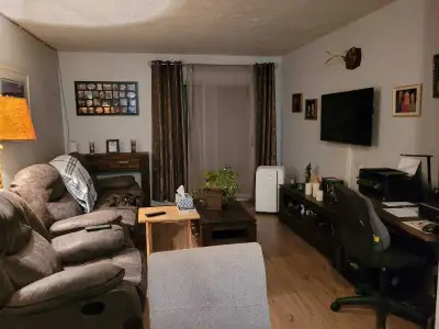 Grand 4 1/2 bien situé au premier étage avec 2 balcons ! 2 espaces de rangements dans le logement !...
