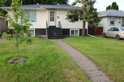 1 person per room. - Rent 600 per person, utilities not included. - 4 bedrooms 2 bathrooms Main floo...