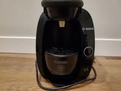 Bosch Tassimo T20 (TAS2002UC) single-serve coffee brewer In great condition, comes with Tassimo mug...