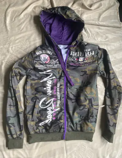 Cool graphic hoodie, very warm, like new, lightly worn. Size L, fits snug. Please inquire for local...