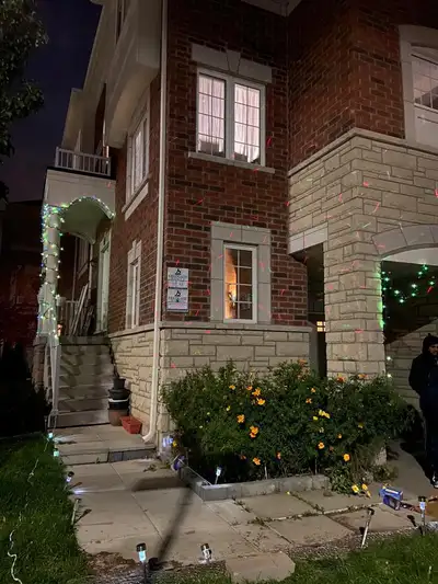 - Gorgeous very well maintained, stunning 4-Bedroom, 4 Washroom (Master Washroom 4 Pc) (~2000 Sq Ft)...