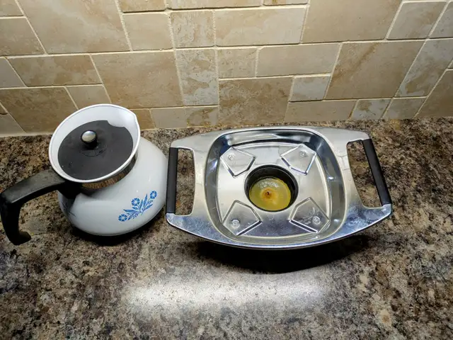 Corning Ware Teapot with tealight candle warmer in Kitchen & Dining Wares in Mississauga / Peel Region - Image 3