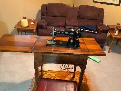 SINGER VINTAGE ANTIQUE SEWING MACHINE, View more