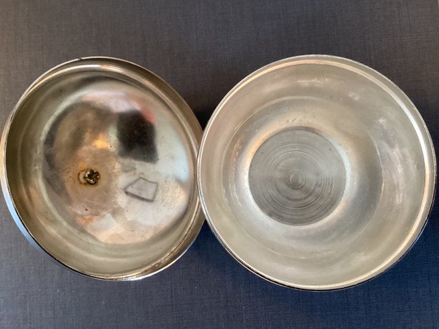 Vintage Silver Plated Trinket Box with Bow Sphere Ball Orb dans Décoration intérieure et accessoires  à Ouest de l’Île - Image 2