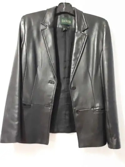 VESTON EN CUIR VÉRITABLE DE MARQUE ''DANIER''  (SITUÉ À LAVAL), View more
