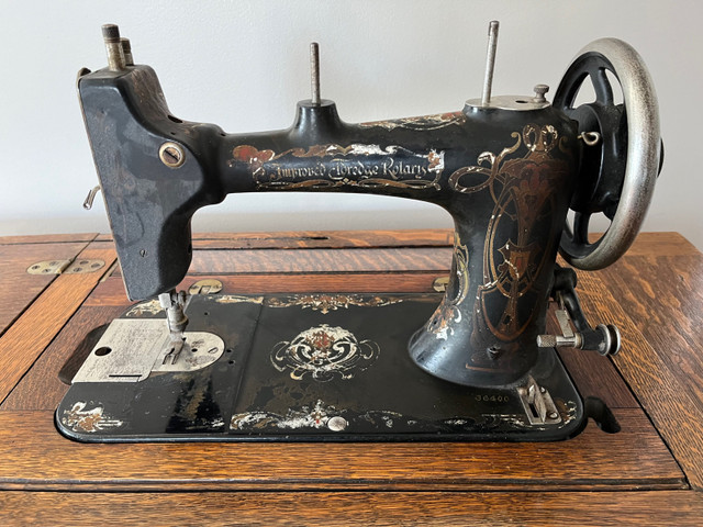 machine à coudre 1890 dans Art et objets de collection  à Laval/Rive Nord - Image 4