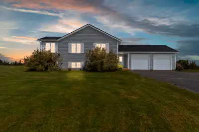 Escape to nearly 2,800 sq ft of peaceful country, just 20 minutes from Kingston or Napanee! This 3+1...