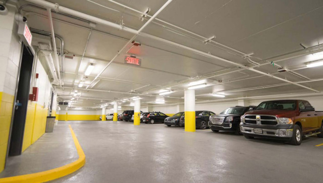 Place de Parking Souterrain Disponible Immédiatement Ville-Marie dans Entreposage et stationnement à louer  à Ville de Montréal