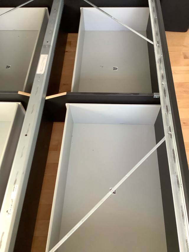 Lit double noir à tiroirs  de chez Ikea  (2x) dans Lits et matelas  à Laval/Rive Nord - Image 4