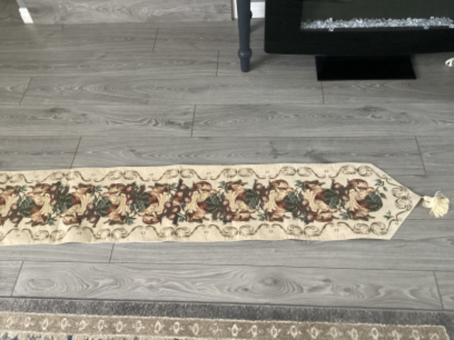 Tapestry table runner in Home Décor & Accents in Strathcona County - Image 2
