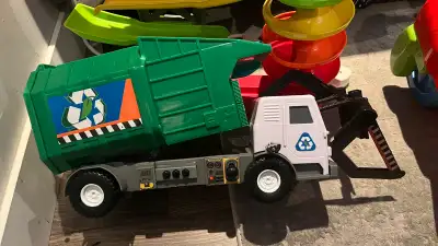 - camion benne vert: 8$ - hot wheels: 10$