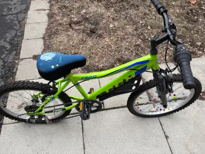 Get ready for some fun with this used Supercycle ES2.0, a fantastic 20-inch green and blue boys' bic...
