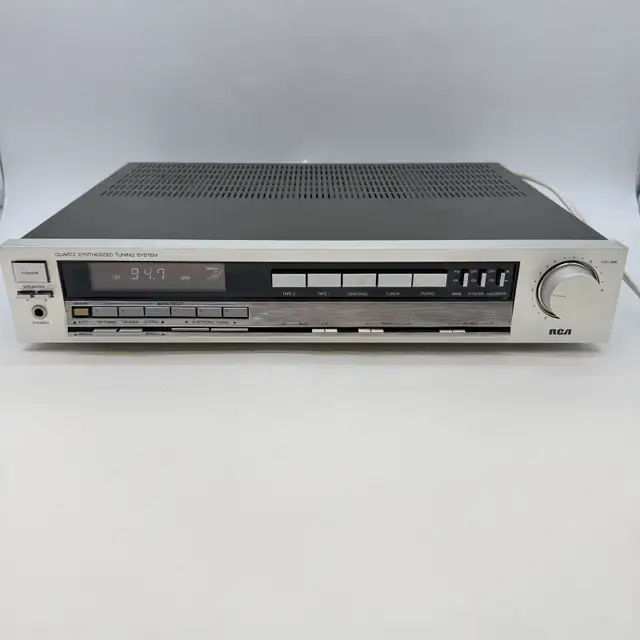 Rare RCA MSR130 Vintage Stereo Receiver Quartz Synthesized Teste in Stereo Systems & Home Theatre in City of Toronto - Image 2