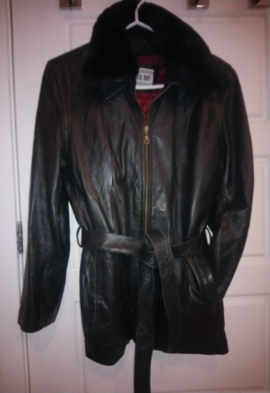 Manteau en cuir noir avec doublure amovible dans Femmes - Hauts et vêtements d'extérieur  à Laval/Rive Nord