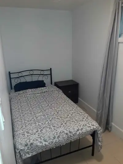 Room for rent Fully furnished Free wifi Shared accommodations Located in Scarborough $230 for 6 nigh...
