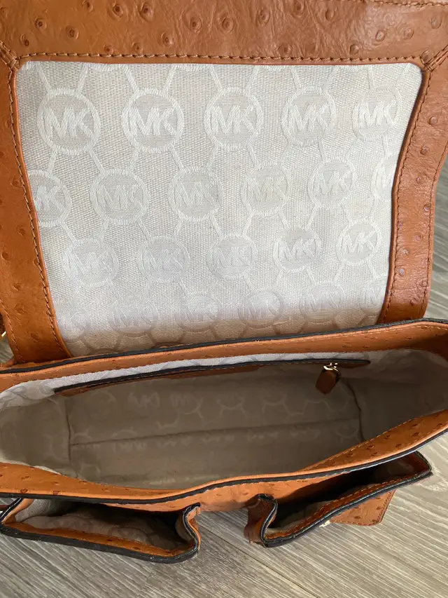 Michael Kors Cross Body Bag in Women's - Bags & Wallets in Calgary - Image 4