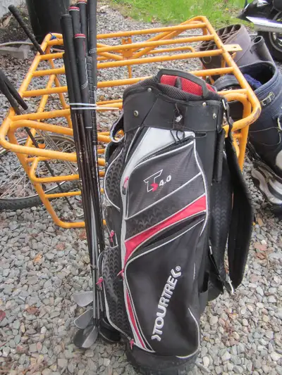 Sac de golf avec bâtons, livraison possible à Sherbrooke. CONSULTEZ MES AUTRES ANNONCES.