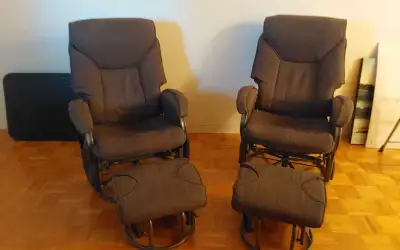 Ce sont deux fauteuils à bascule confortables avec repose-pieds inclus, parfaits pour se détendre et...