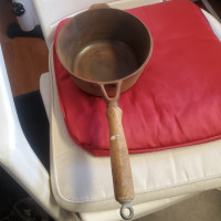 Pot - Cast Iron - 2 quarts - Wooden handle - good condition