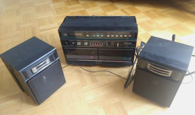 TOSHIBA RT-7166 AM FM Stereo Radio Cassette Recorder Boombox in Stereo Systems & Home Theatre in City of Montréal - Image 3