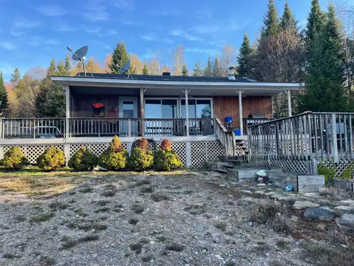 Beautiful cottage nestled on the shores of Booth Lake (lac Bois Franc) located 40 minutes from the v...