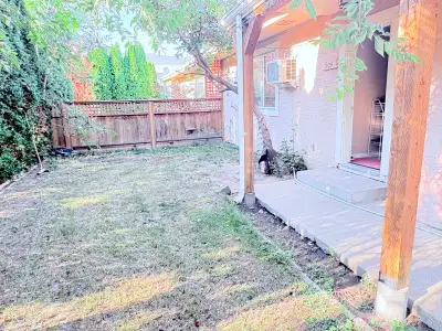 2 Bedrooms Available in a 3-Bedroom House Two bedrooms are available in 3-bedroom house. One male te...