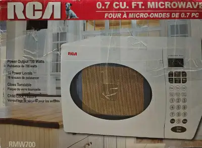 RCA 0.7 CU microwave for sale, in good condition