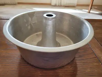 Vintage 1960s Angel food or Chiffon cake pan, with a central tube to ensure light and airy cakes. A...