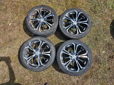 Mags Universel de 17po de marque Dai Alloy's. Pneu ¸à changé 2 sur la broches. Vient avec les Nuts e...