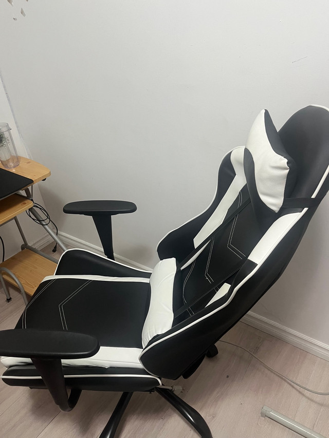 Gaming chair in Chairs & Recliners in Mississauga / Peel Region