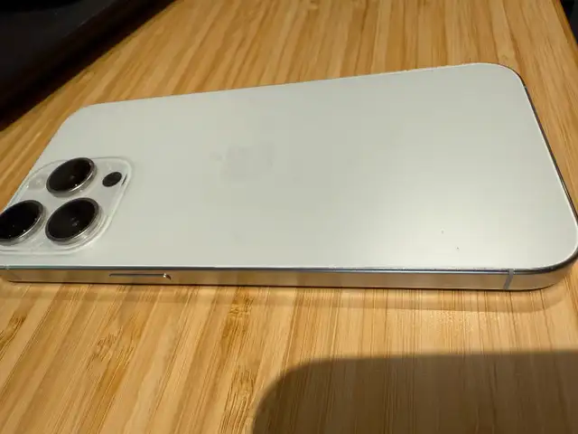 Gently Used iPhone 15 Pro Max with Accessories. SAVE money! in Cell Phones in City of Toronto - Image 5