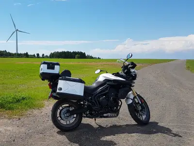 Entretien minutieux. Inclut valises Hepco & Becker, sac de réservoir Triumph, huileur de chaîne auto...