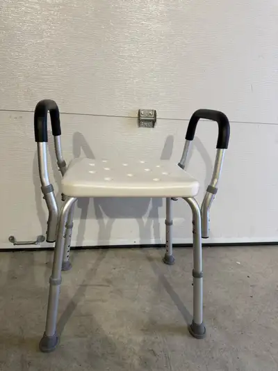 Shower chair, toilet support bars (2) and I’ll throw in the folding hurry cane. 40$ Can deliver to W...