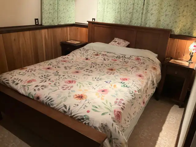 Solid wood Queen bed frame in Beds & Mattresses in Vernon - Image 3