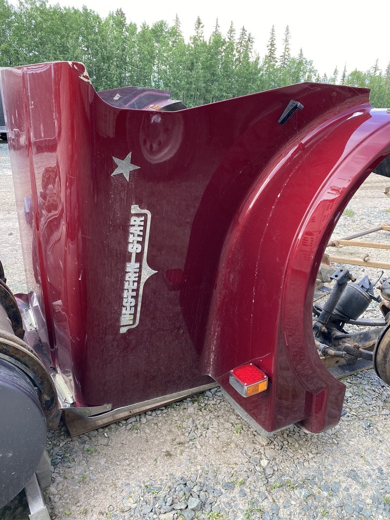 Western star hood, air ride steer axle, fuel tanks Heavy Equipment