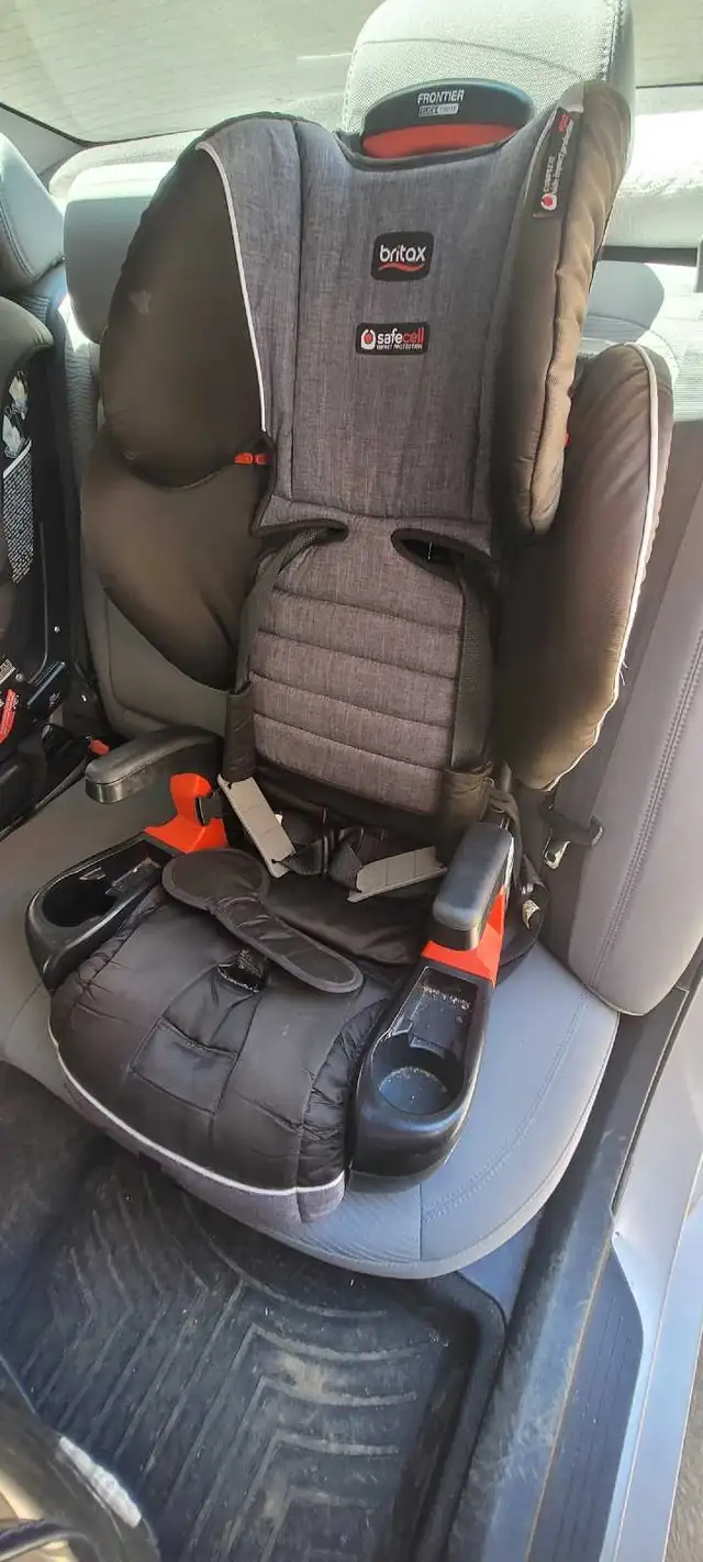Siège d’auto britax in Strollers, Carriers & Car Seats in City of Montréal - Image 5
