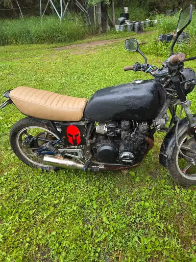 Kawasaki GPZ550 Custom. Inline 4, air cooled, transverse 550 motor. Customized like a bobber. Tires...