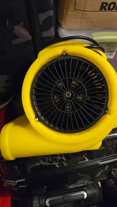 Dry your floors quickly with this high-powered, yellow floor dryer fan! This unit is in good working...